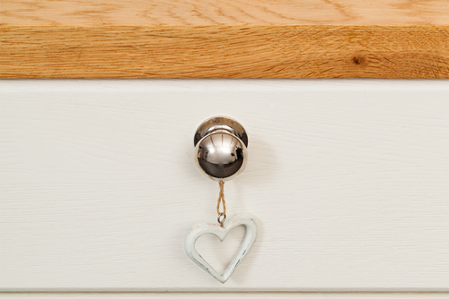 Accessories and accents are important in any shabby chic kitchen: this small wooden heart looks superb on Traditional frontals in Pointing, which are finished with Queslett knobs.