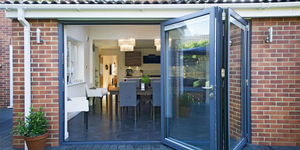This simple bi-fold door opens up your kitchen for a free-flowing garden and dining area