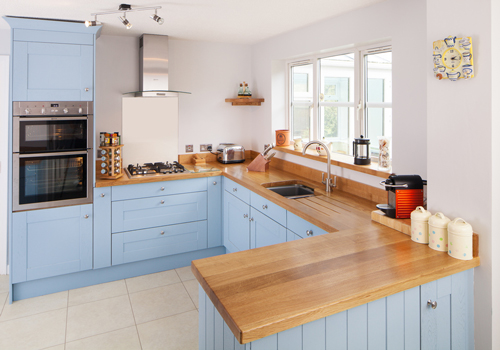 These oak shaker kitchen cabinet doors have been painted in Farrow & Ball’s Lulworth Blue.