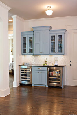 This kitchenette has a classic colour combination and a perfect balance between traditional and contemporary style.