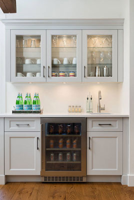 This elegant kitchenette has a total of five cabinets and a drinks fridge.
