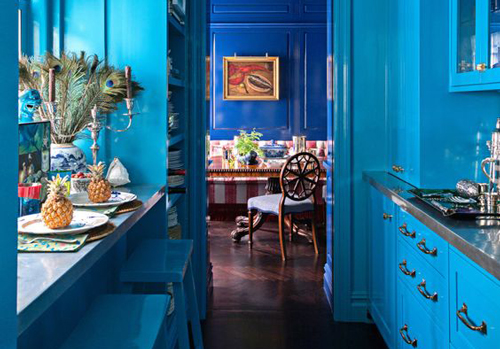 Although a calming colour, the fluorescent blue in this kitchen is stimulating.