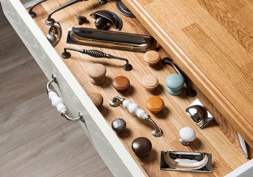 We offer a selection of bow, bar, D and cup handles as well as metal and wooden cabinet knobs.