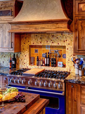 Tiles and colours such as blue are an integral part of Mediterranean kitchen design.