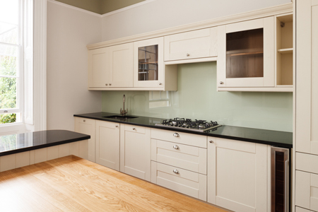 This kitchen is stylish and contemporary, in part due to the full wall splashback.