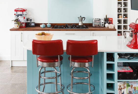 The combination of Farrow & Ball’s Blue Ground with red accessories creates a wonderfully retro feel in this wooden kitchen.
