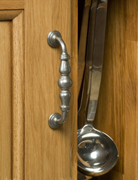 Choosing and Installing Handles & Knobs in Oak Kitchens