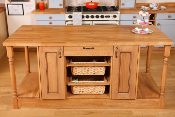 This solid oak kitchen island radiates traditional charm.