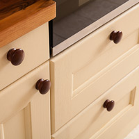 Choose from our range of elegant kitchen handles and knobs to accessorise your Traditional cabinet doors.