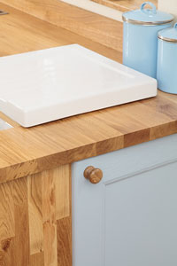 An oak worktop with a slight waterfall effect as an extra worktop connects the top to the floor
