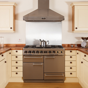 Attract attention to your range oven with a shiny stainless steel splashback.