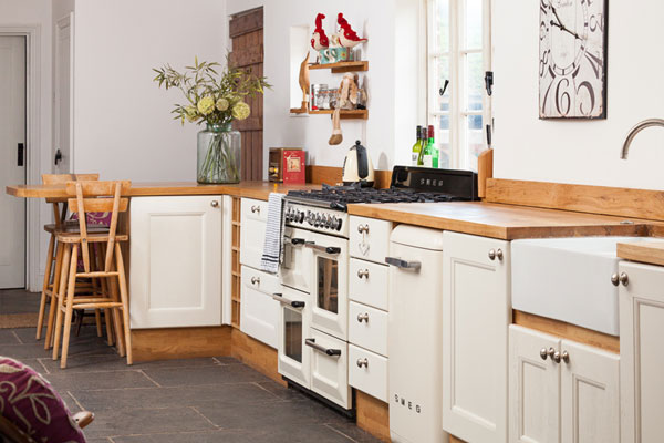 This white and wooden kitchen is the perfect option for a shabby chic look