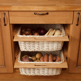 Wonderful wicker baskets are the ideal complement for solid wood kitchens.