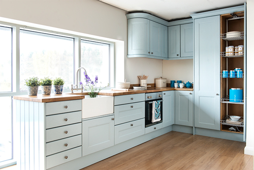 This kitchen features Traditional frontals in Parma Gray with standard Oak worktops.