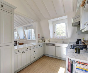 This kitchen has a traditional style. The predominantly white colour scheme keeps it bright and airy.