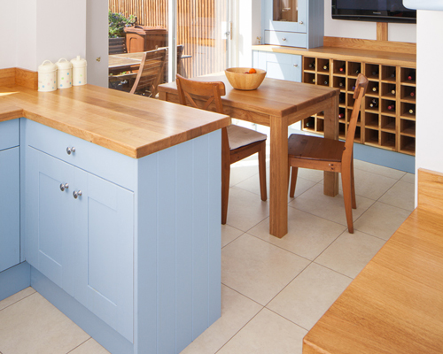 This kitchen peninsula gives added worktop space but closes off the kitchen from the dining room.