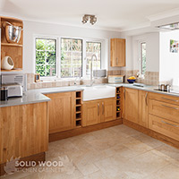 A beautiful oak kitchens with a combination of cabinets with Shaker frontals