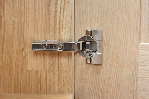 Hinges On My Solid Oak Kitchen Cabinets, How To Adjust Kitchen Cabinet Doors Uk